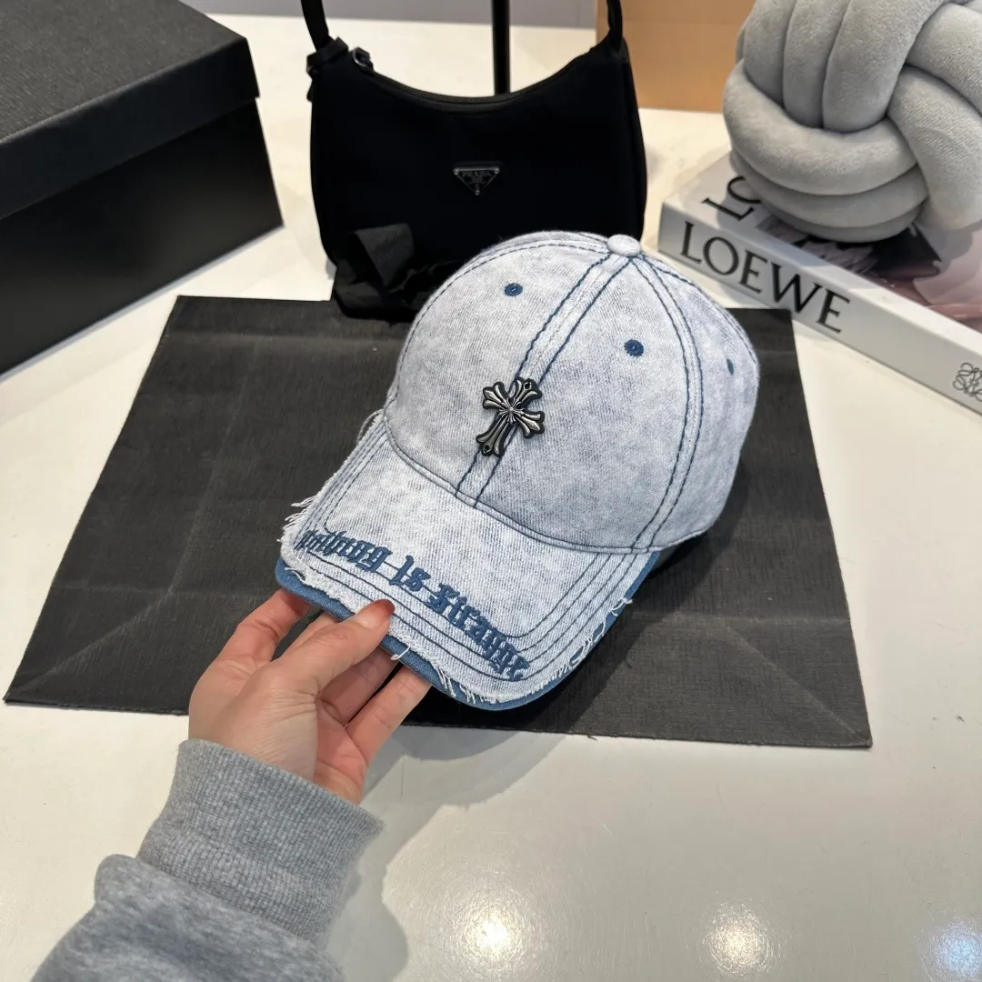 P60 Crow Heart 🆕🆕New baseball cap, stylish and classic cross logo, casual with a cool feeling, unisex style, same style for men and women! Very easy to match! Head circumference: 56-58cm is available